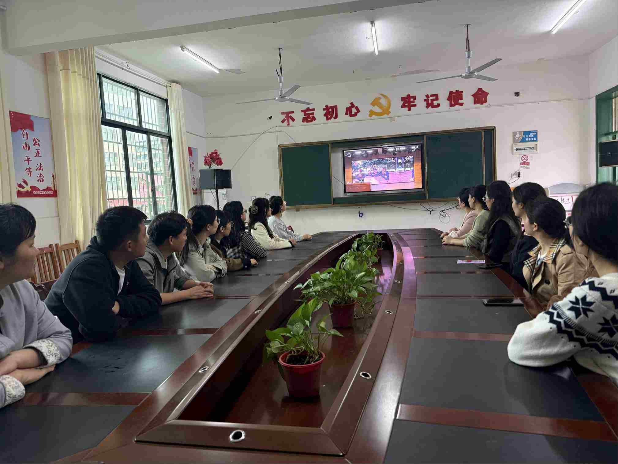 教師們觀看直播。單位供圖