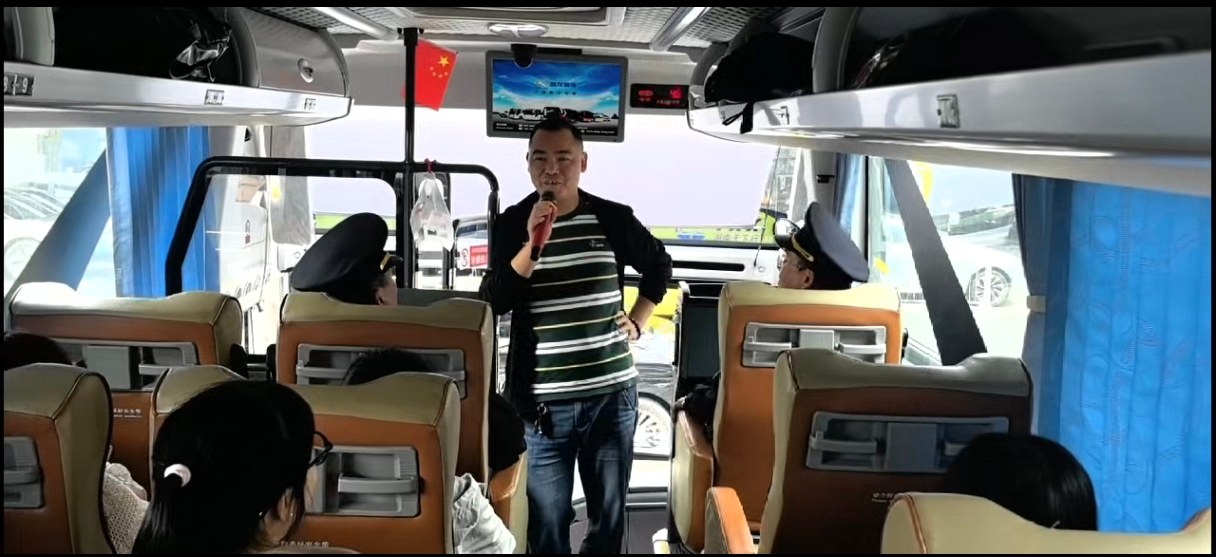 （图为湖南长沙至江西九江旅游包车驾驶员进行行车安全告知）单位供图