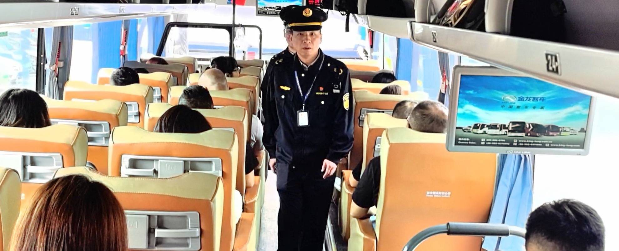 （图为跟岗执法人员入驻长沙至江西九江旅游包车）单位供图