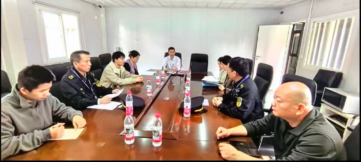 （图为跟岗执法人员参加企业运营复盘例会）单位供图