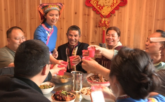 新宁瑶乡敬酒迎宾。许毅摄