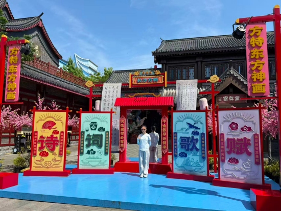 游客在拍照打卡。受访单位供图