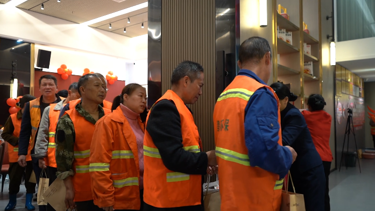 环卫工人正在领取礼物。陈鹏博摄