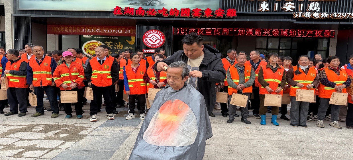 志愿者正在给环卫工人理发。陈鹏博摄