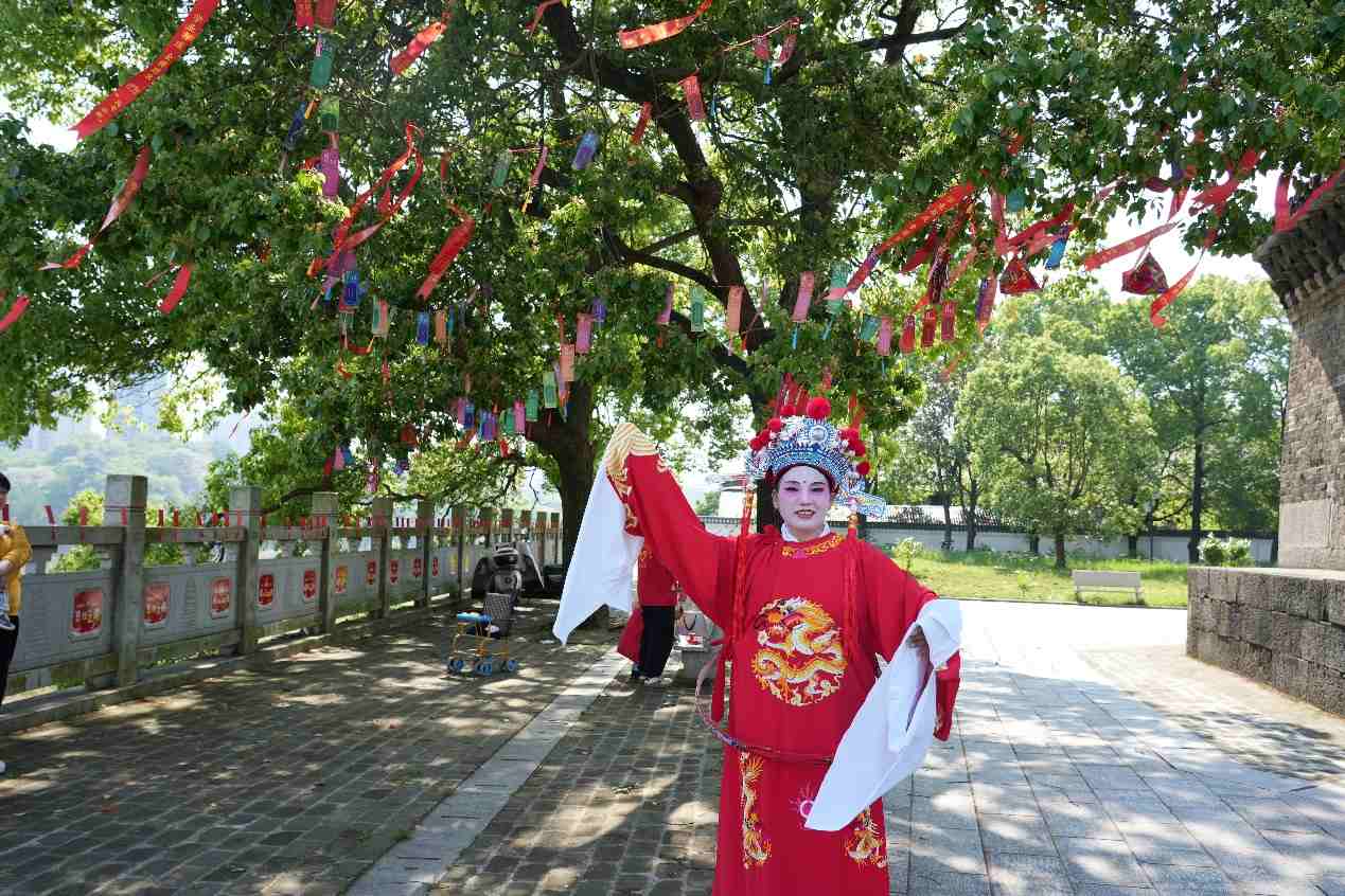 黄梅戏《女驸马》表演。单位供图