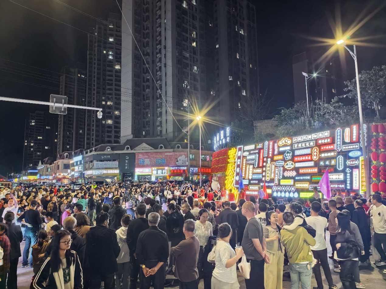 在夜市观看鼓乐表演的市民。单位供图