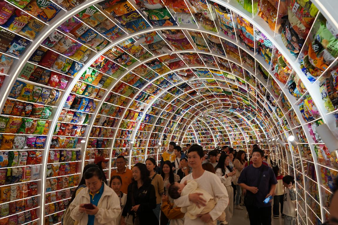 5月4日，零食王国的零食长廊，迎来当日第一批游客。