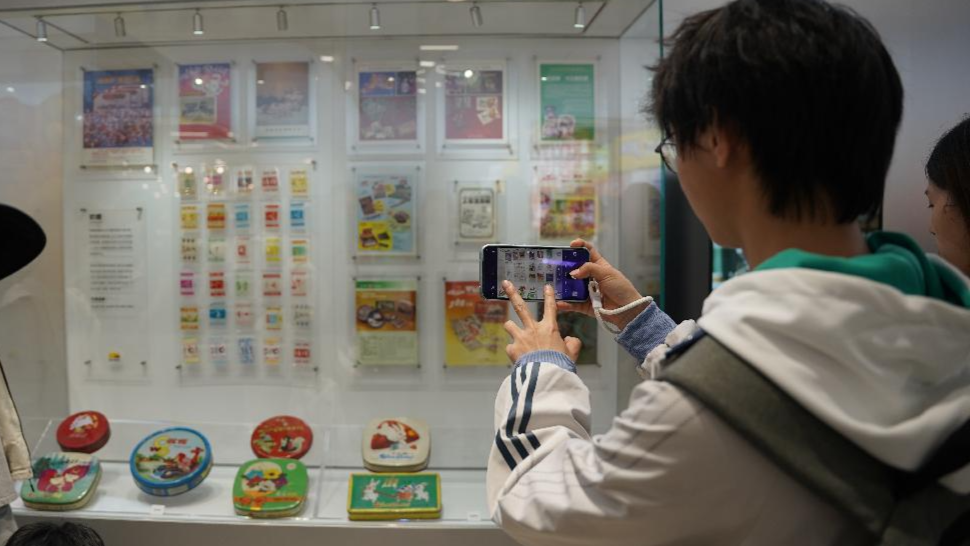 游客在“零食王国”内拍照打卡。
