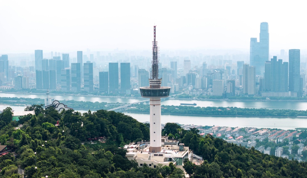 “长沙之眼”位于岳麓山巅，高空沉浸式城市观景平台成了岳麓山的新打卡地。