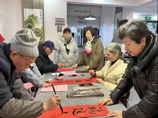 社区居家养老服务中心写春联活动现场。单位供图