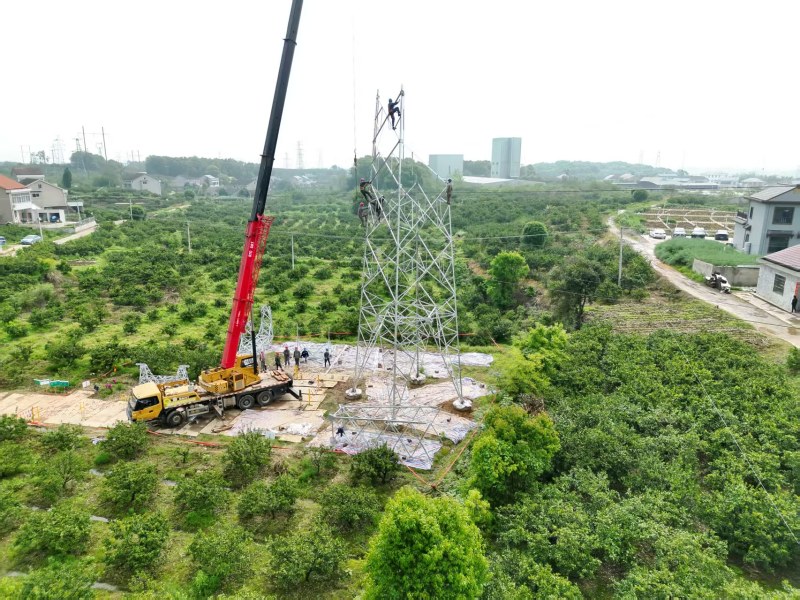 航拍盘东线组塔施工现场。单位供图