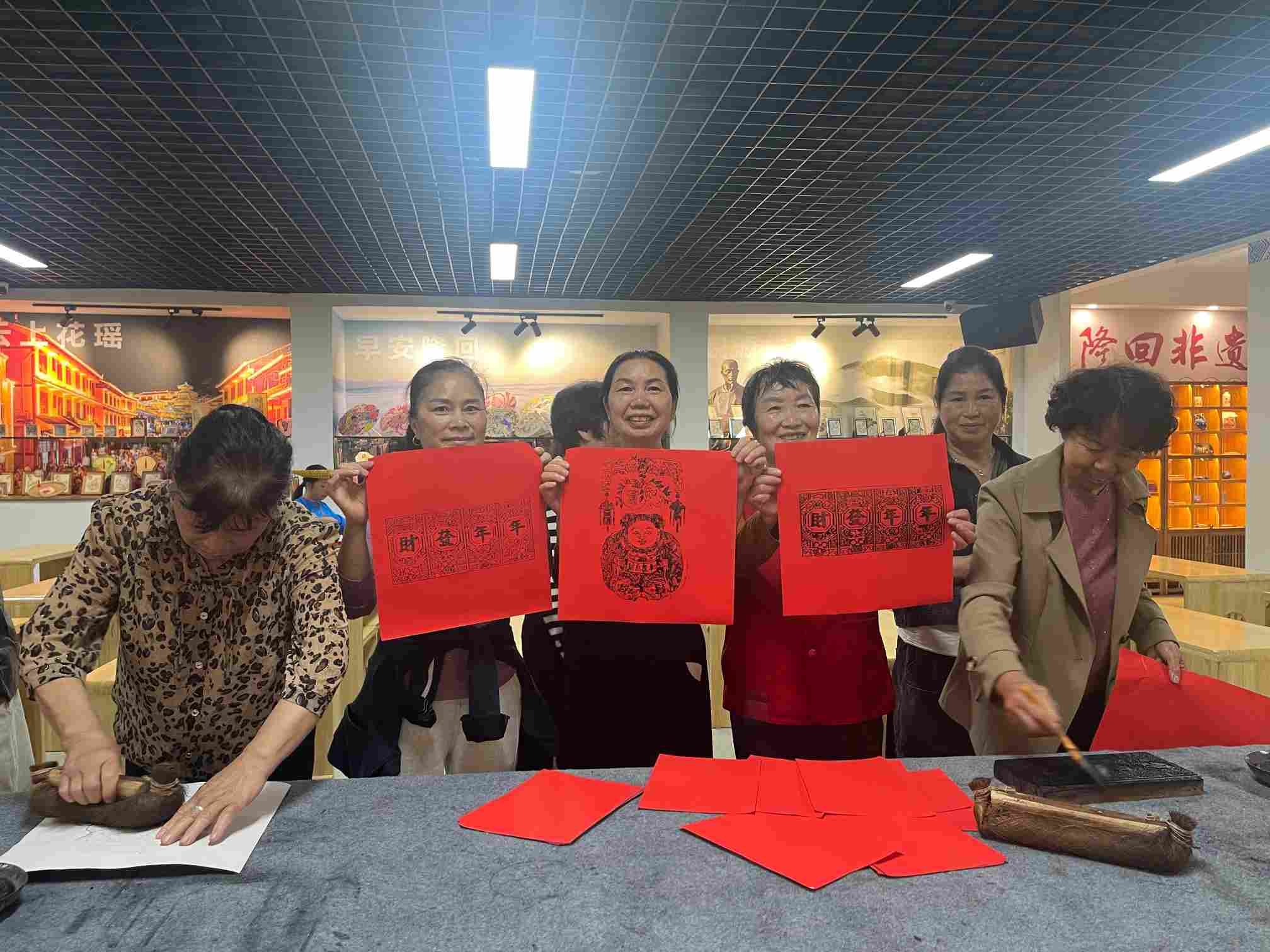 游客在隆回非遺展示體驗館體驗年畫印制（單位供圖）