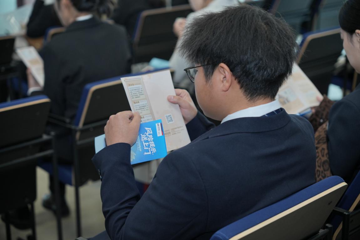 閱讀宣傳手冊的學子。單位供圖