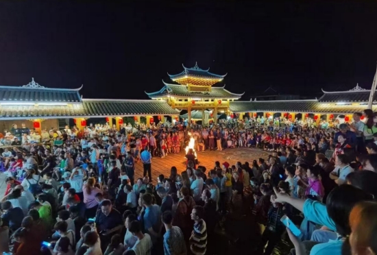 往年的篝火晚会活动现场。受访单位供图