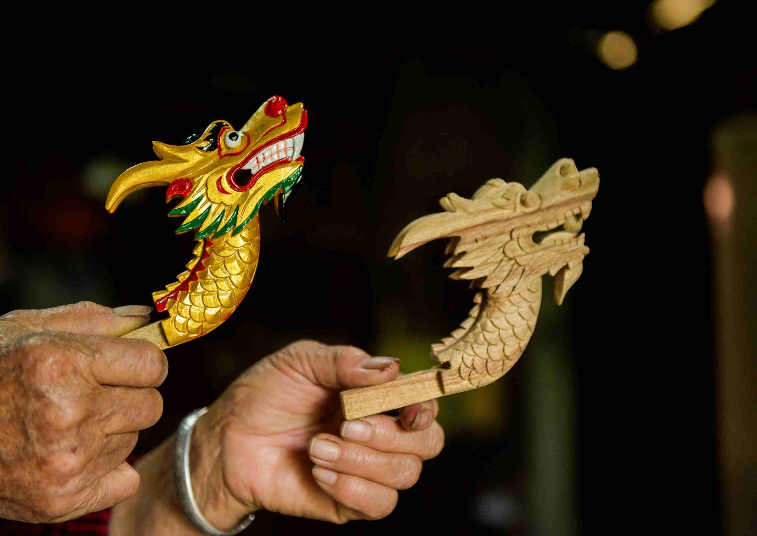 周承云的老伴在展示小龙头。蒋克青摄