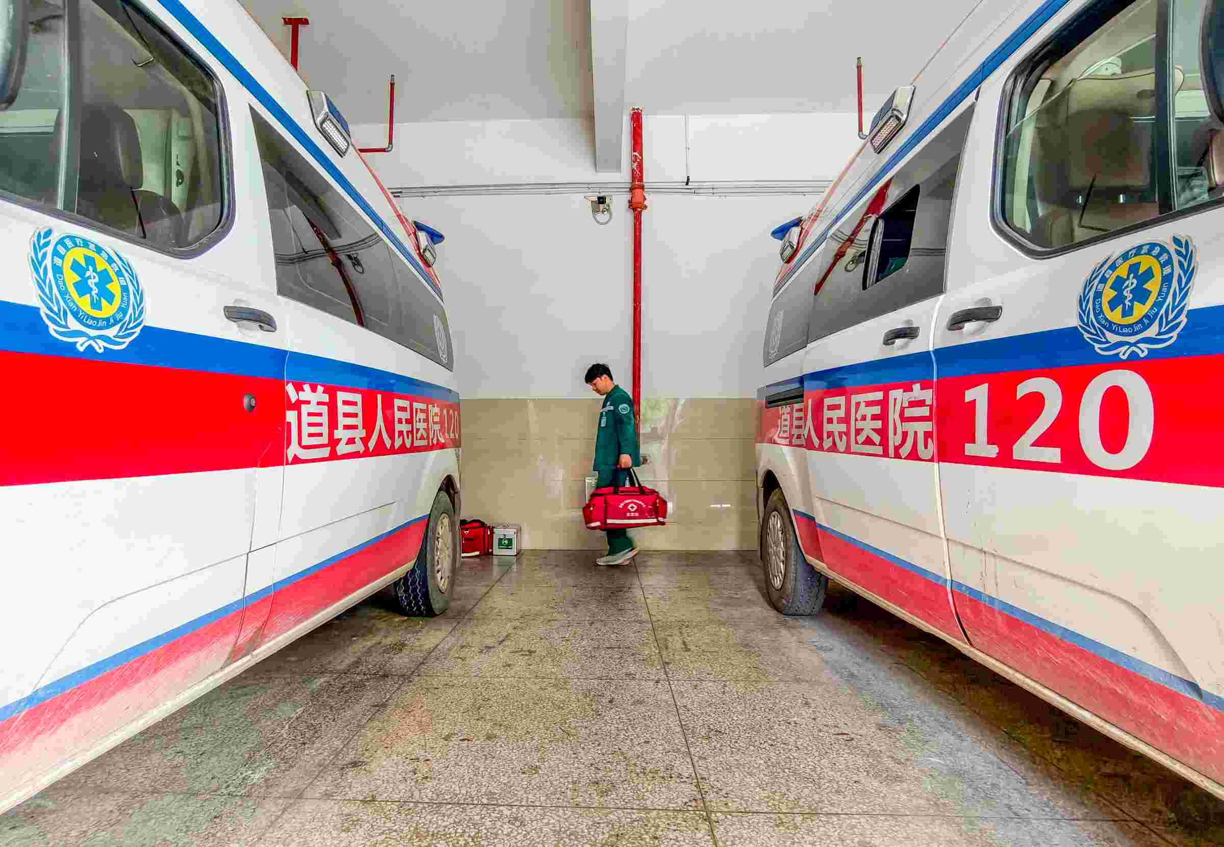唐寧在搬運急救車上設備。蔣克青攝