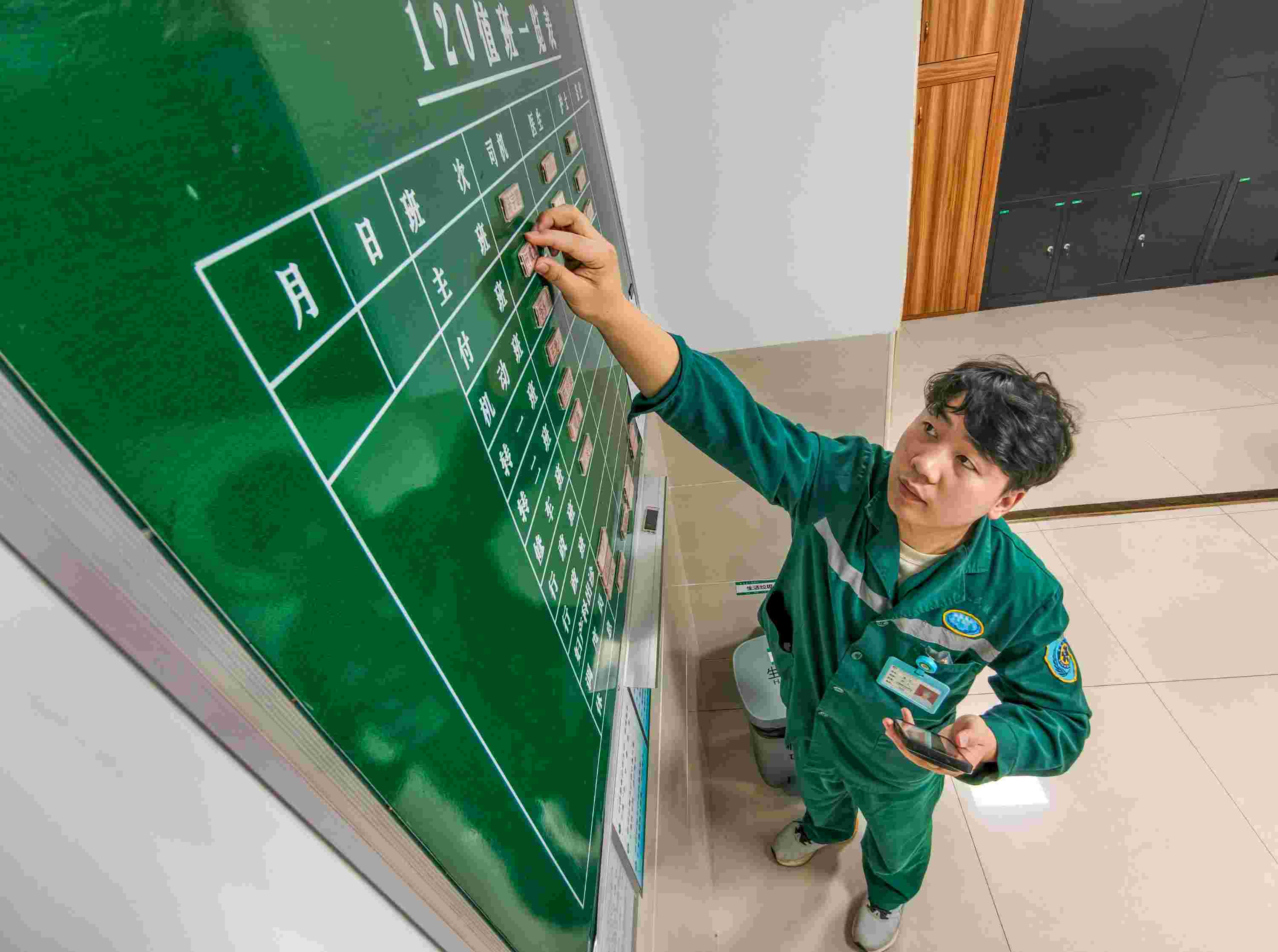 唐寧在調整值班表。蔣克青攝