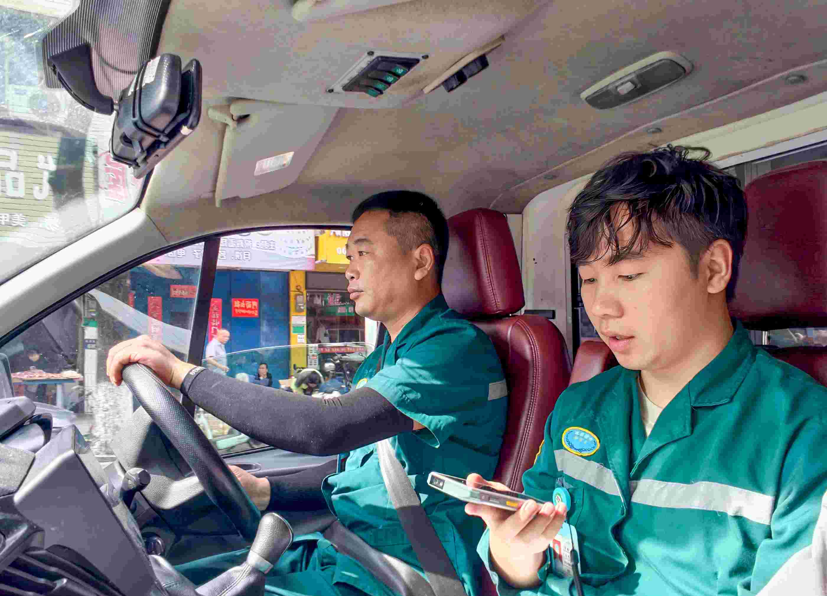 唐寧在急救車上與患者溝通。蔣克青攝