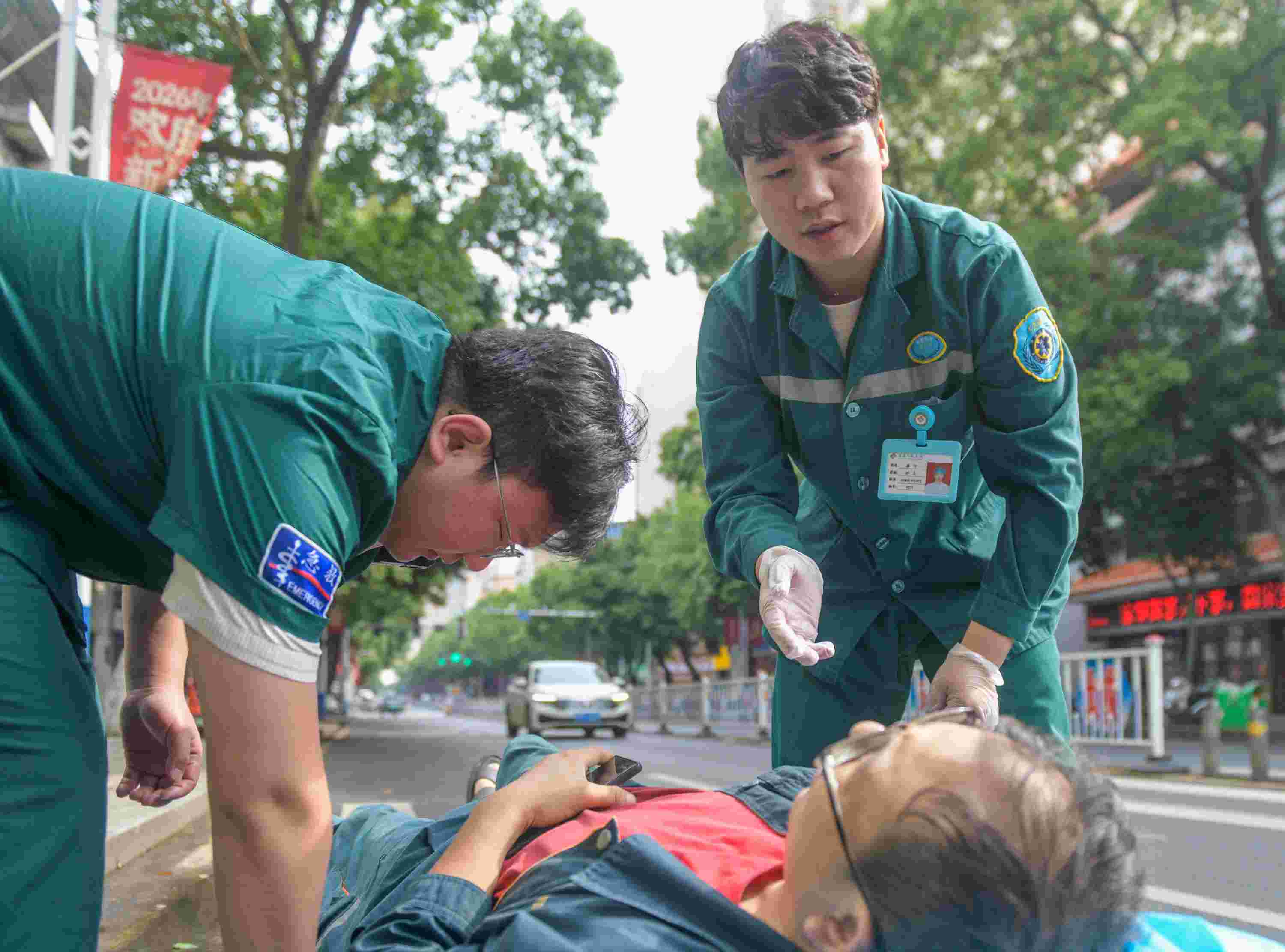 唐寧在救護一位跌倒的患者。蔣克青攝