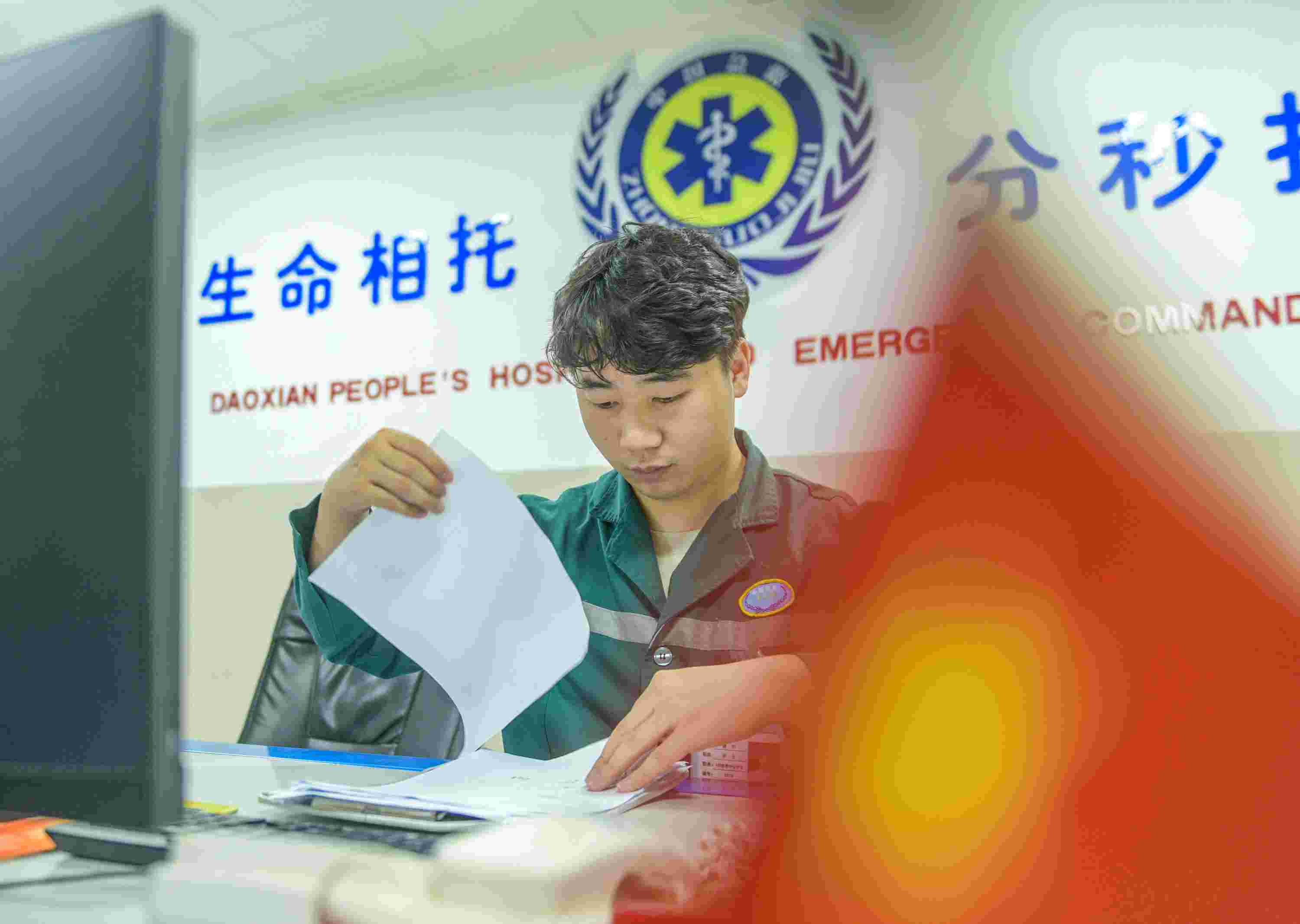 唐寧在完善病歷。柏華林攝