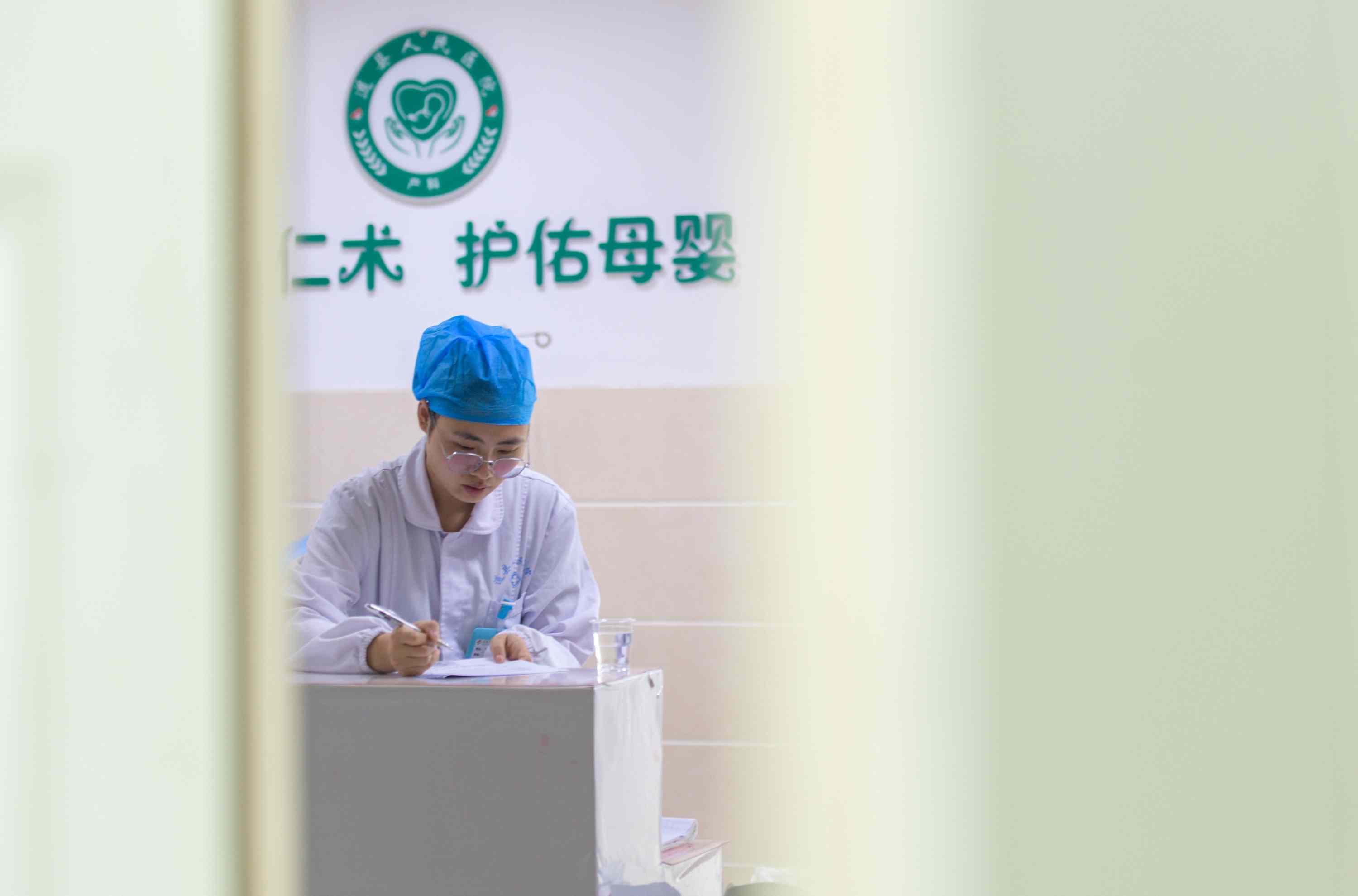 葉超榮在填寫病歷。柏華林攝