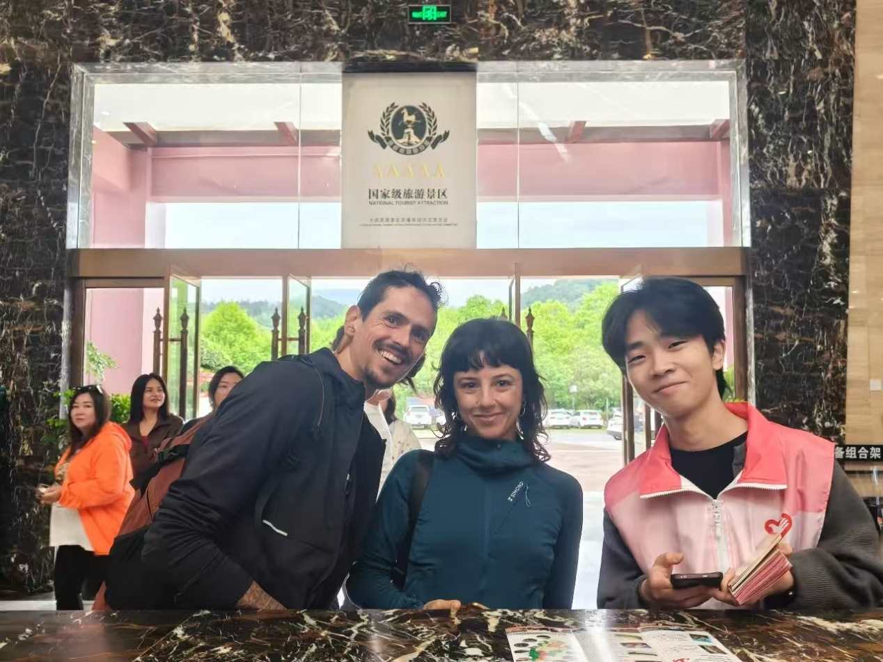 崀山景區的志願者與外籍游客。單位供圖