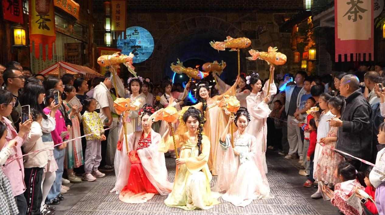 武岡西直街十二“花神”巡游成為古街最熱鬧的風景線。單位供圖