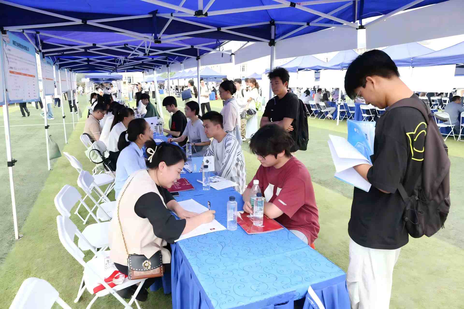 求职学生与用人单位负责人展开面对面沟通与初步面试。单位供图