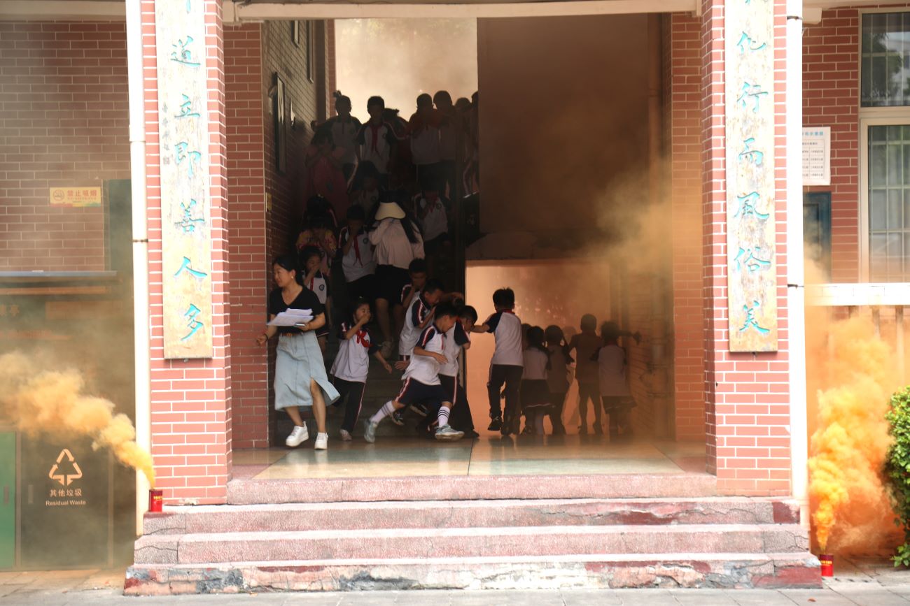崇實小學南校區開展消防應急疏散演練（單位供圖）
