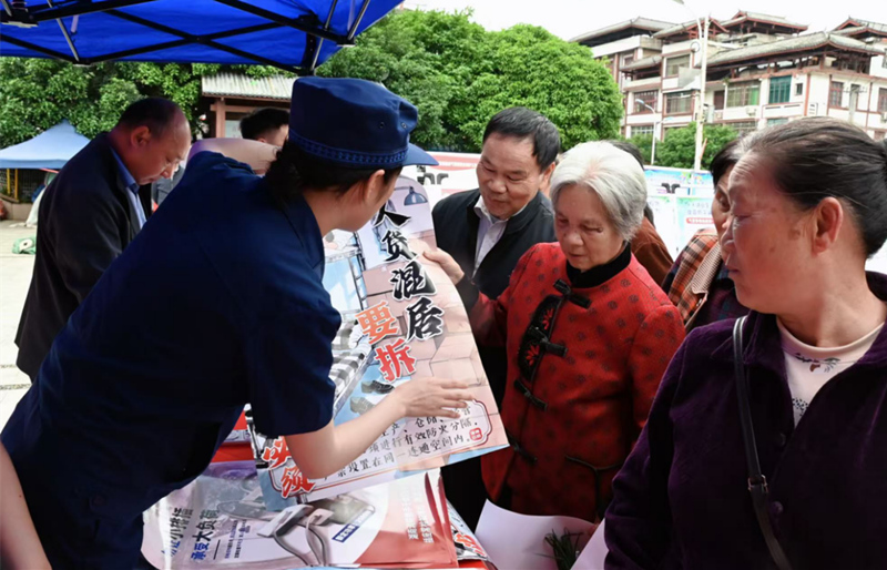面對面講解防火注意事項。城步消防供圖