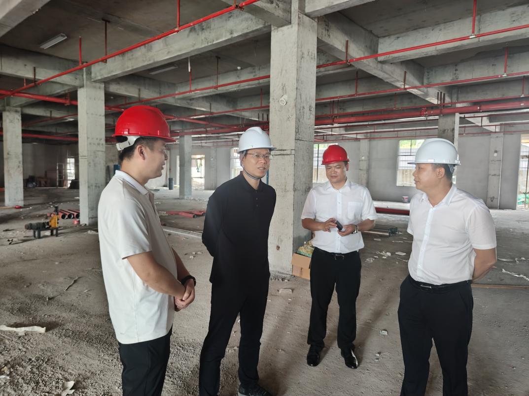 調研組在廠房建設現場。單位供圖