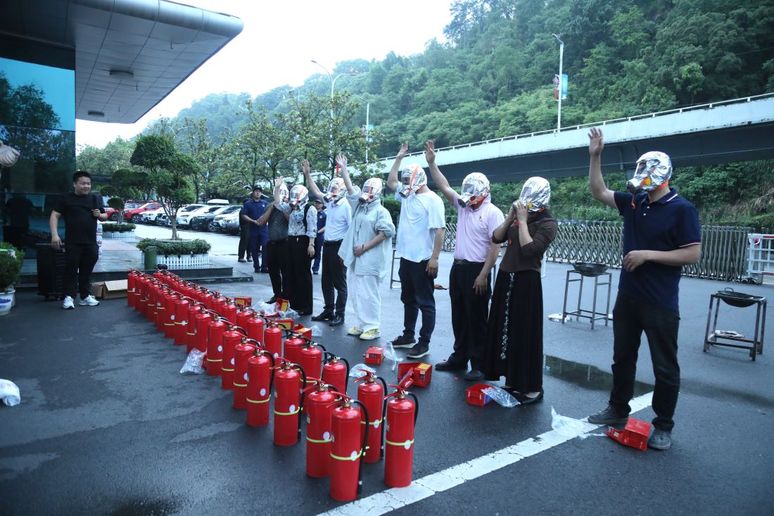逃生面罩佩戴（单位供图）