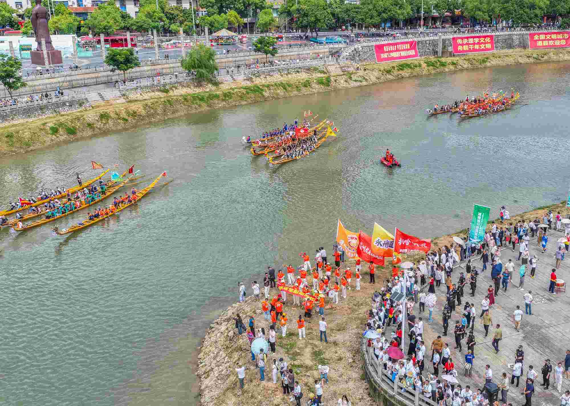 市民在岸边观看龙舟巡游。蒋克青摄