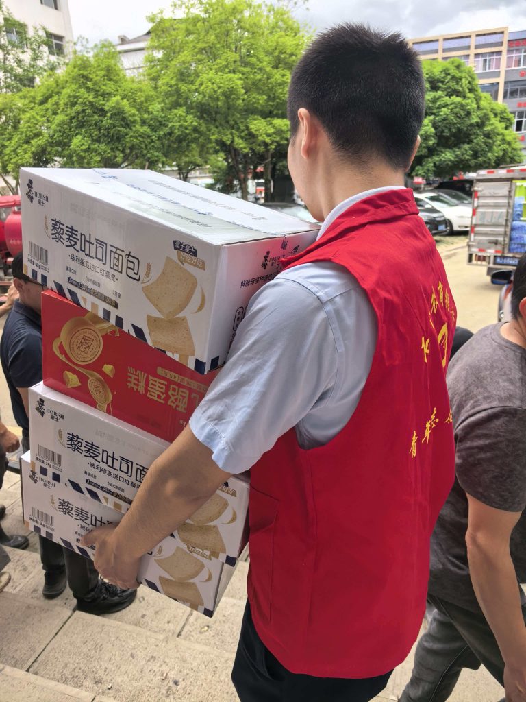 將緊急採購的物品裝車 單位供圖