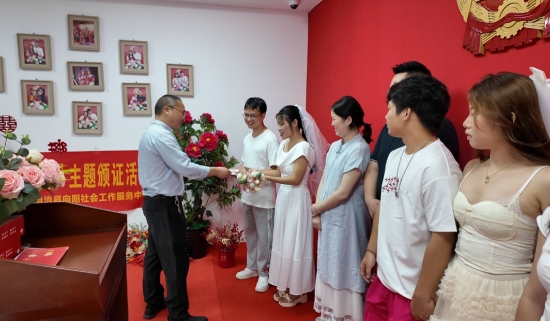 举行集体颁证仪式。杨露摄