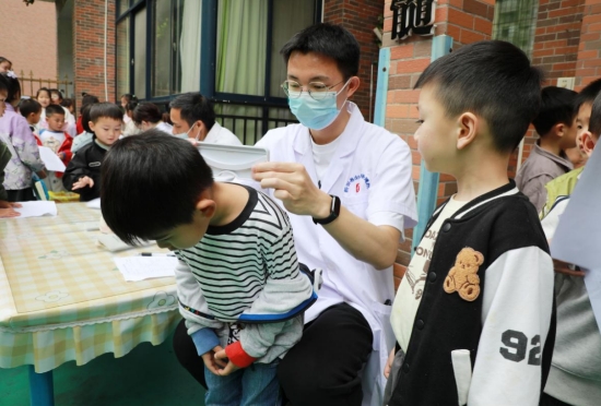 医护人员为孩子们开展脊柱健康筛查。周林凤摄