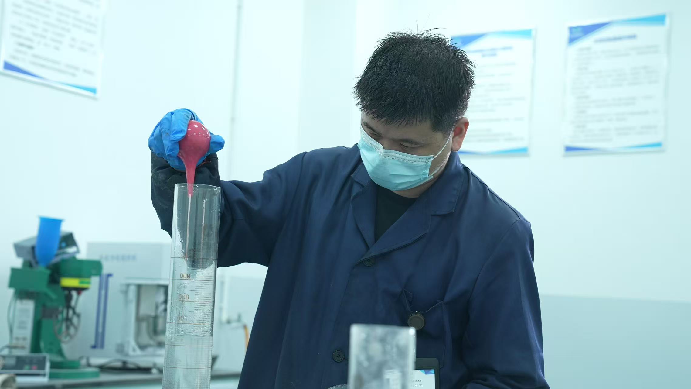 工作人员调配锂渣制备高性能混凝土的添加剂。受访单位供图