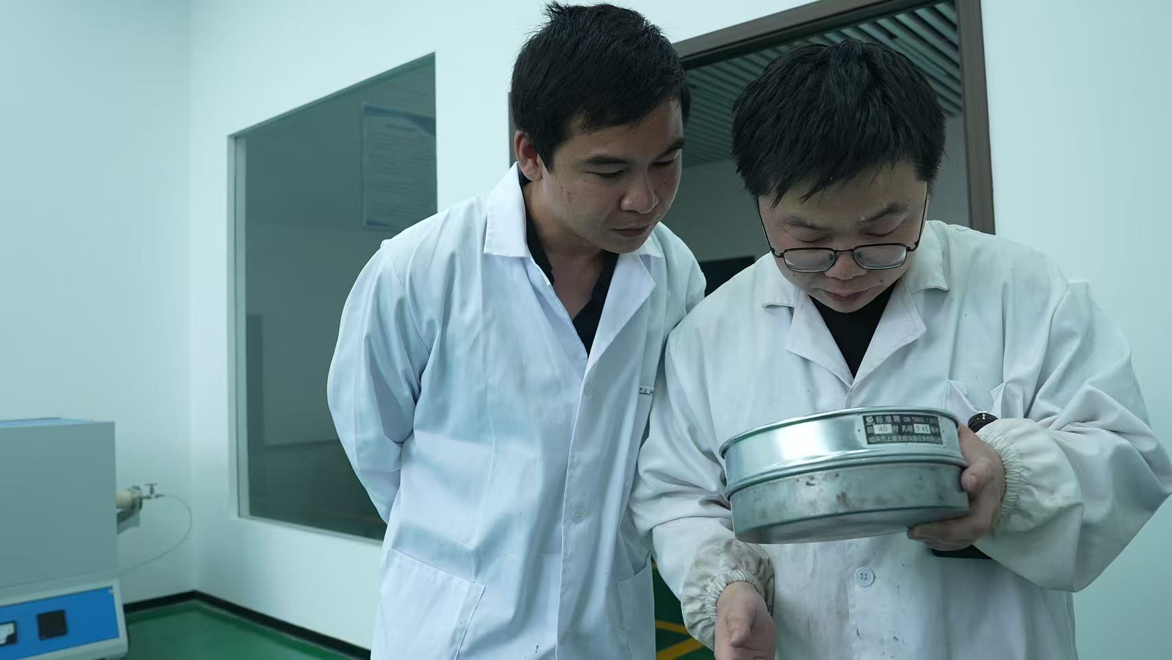 实验室里,工作人员正对锂尾砂进行研磨筛选。受访单位供图