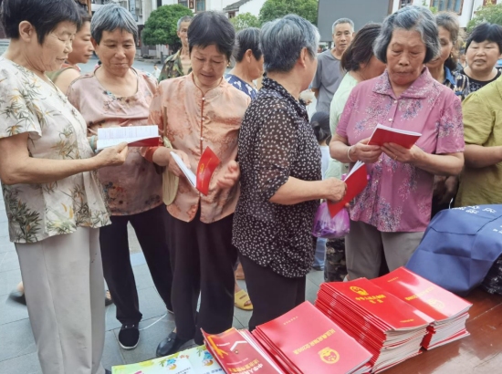 下灌村村民領取普法資料。曹珈喜攝