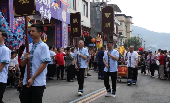 牛王巡游。张雨摄