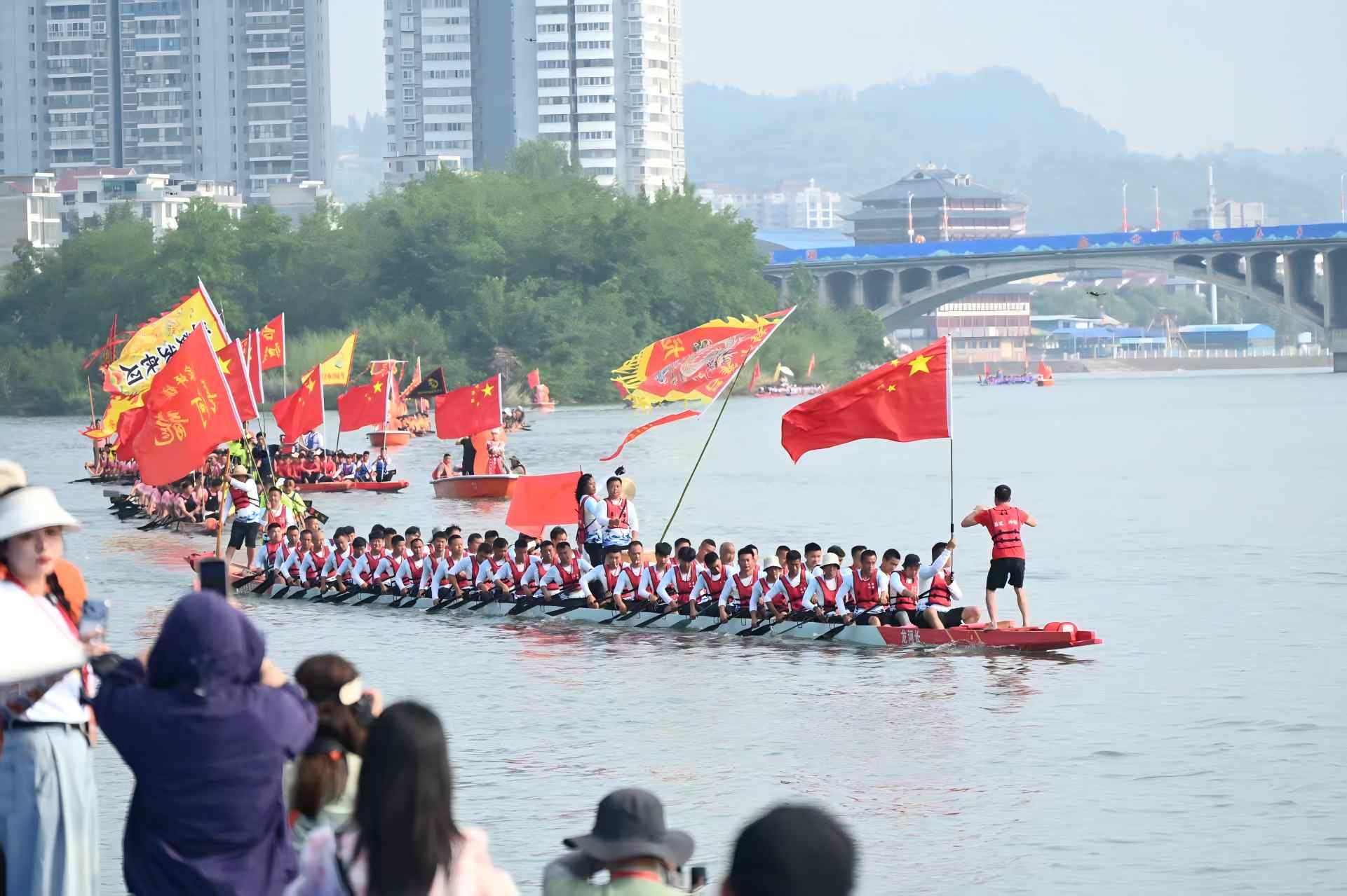 划手们随着鼓点吆喝打气、团结一致奋力划桨。张卓摄