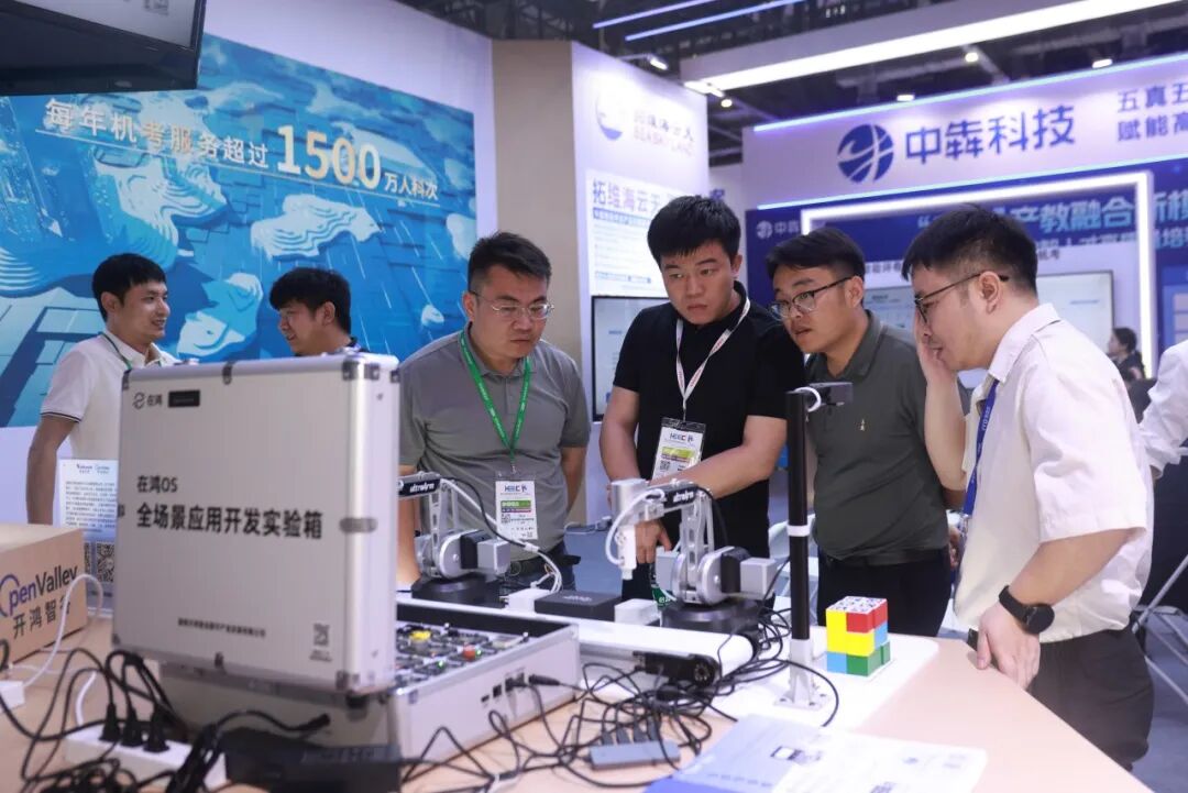客户现场体验在鸿OS全场景系列实验箱。企业供图