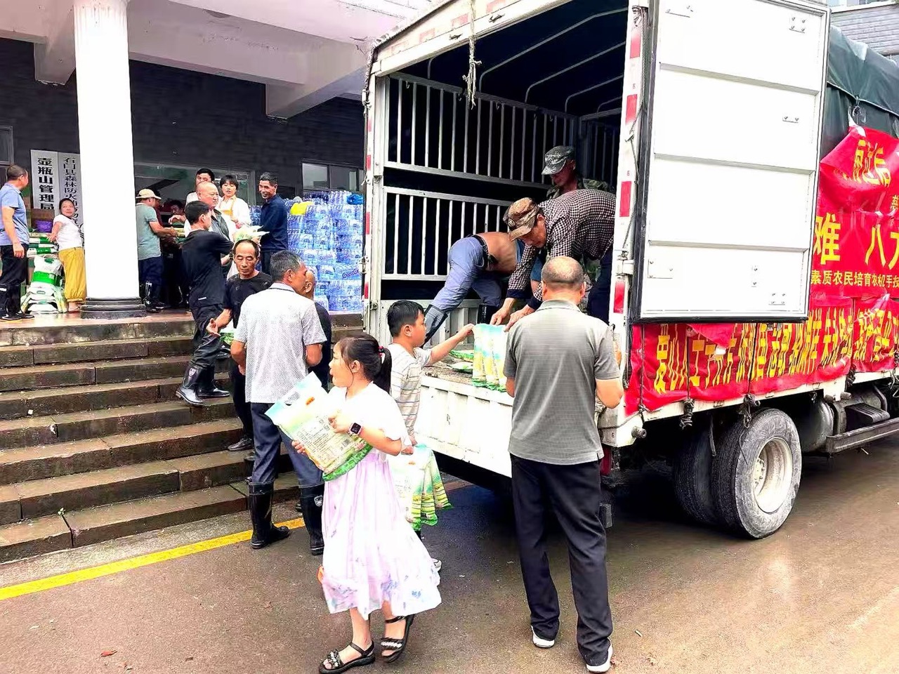 宁芬芳带领种粮大户将筹备的大米、食用油、善款送到石门县壶瓶山重灾区。受访单位供图