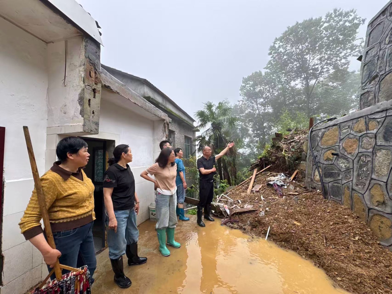 南山坪乡党员干部在双湖村15组林芳家中排查隐患，并组织抢险救灾。受访单位供图