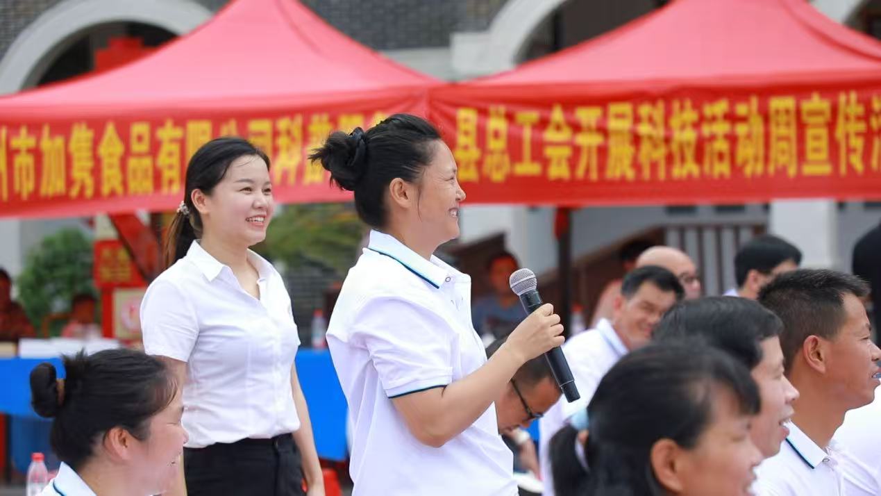 市民积极参与科普知识有奖问答。唐佳莉摄
