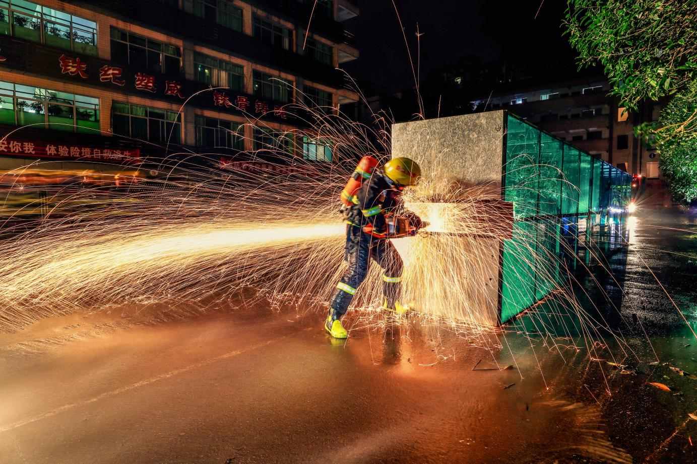 消防救援人员正在开展纵深灭火操法训练（熊忆维摄）