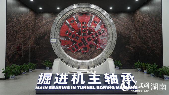 掘进机主轴承。人民网记者 向宇摄