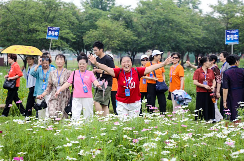 游客参观打卡花海。单位供图
