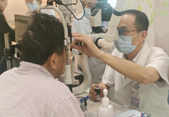 對患者進行檢查。受訪單位供圖