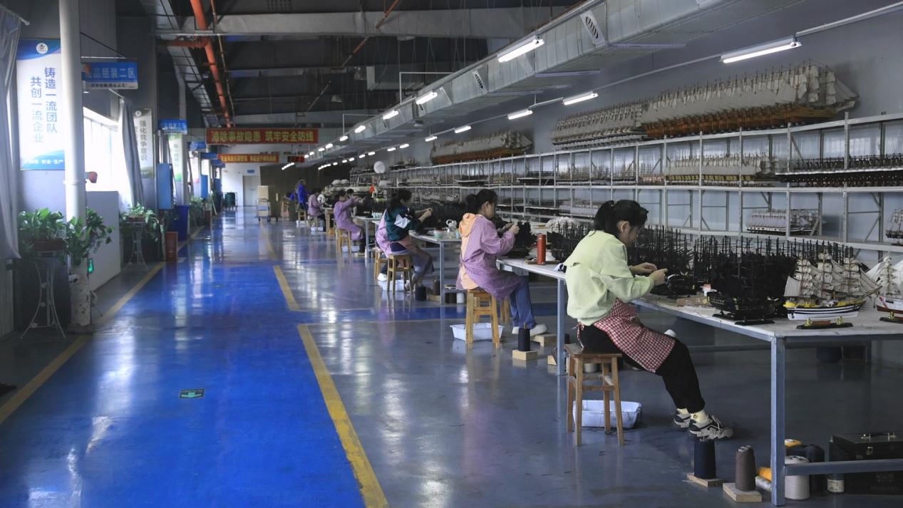 湖南鸿琪工艺品有限公司生产车间。赵李明摄